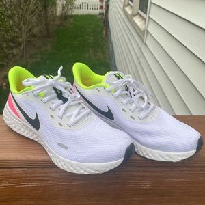 Nike Revolution 5 running shoes